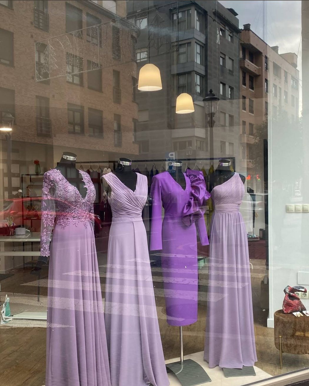 Maniquíes con vestidos lilas en el escaparate