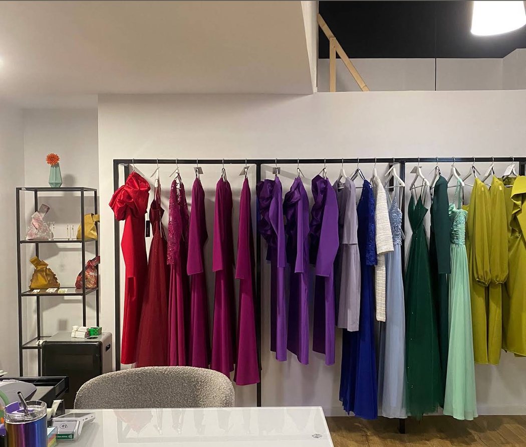 Interior de la tienda con vestidos de colores