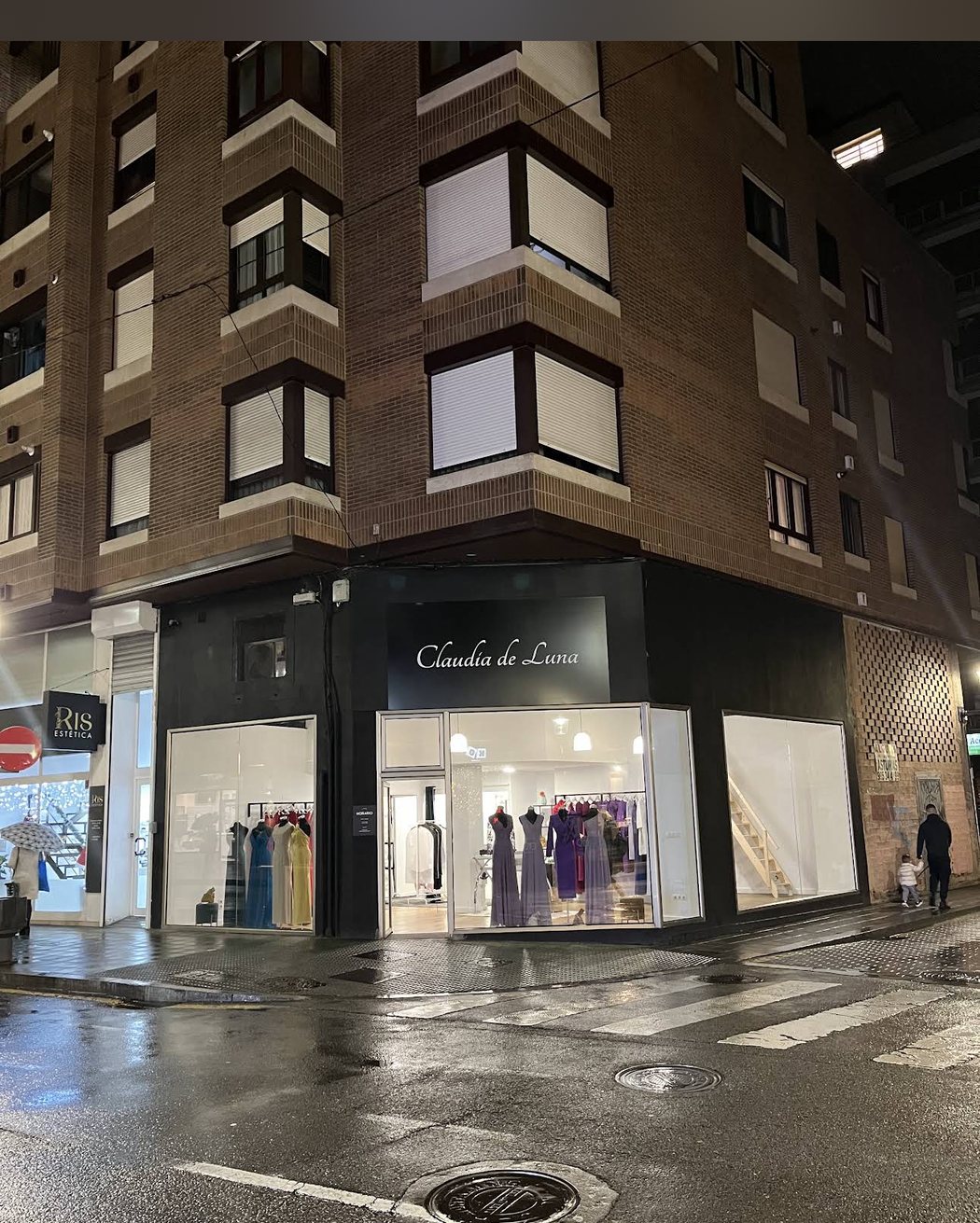 La tienda de noche, iluminada