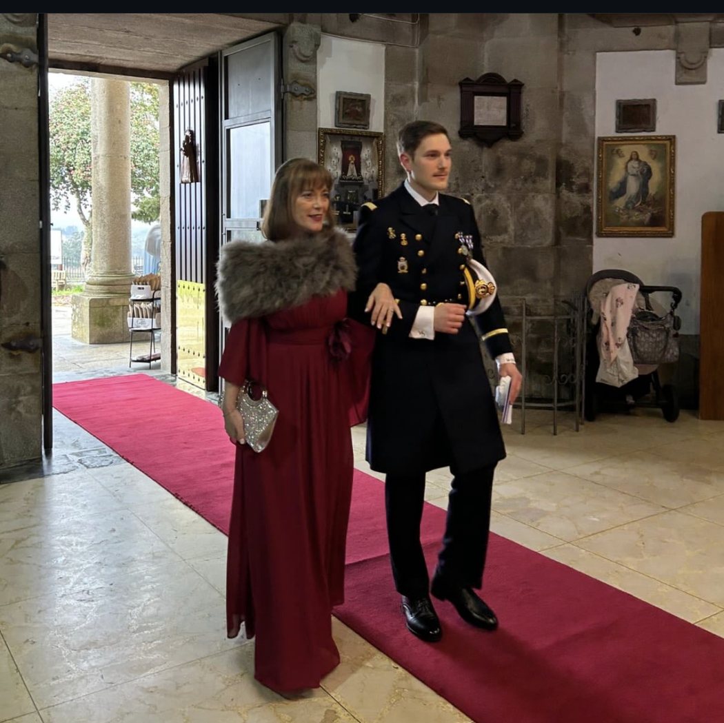 Begoña con vestido burdeos de Claudia de Luna junto a su hijo