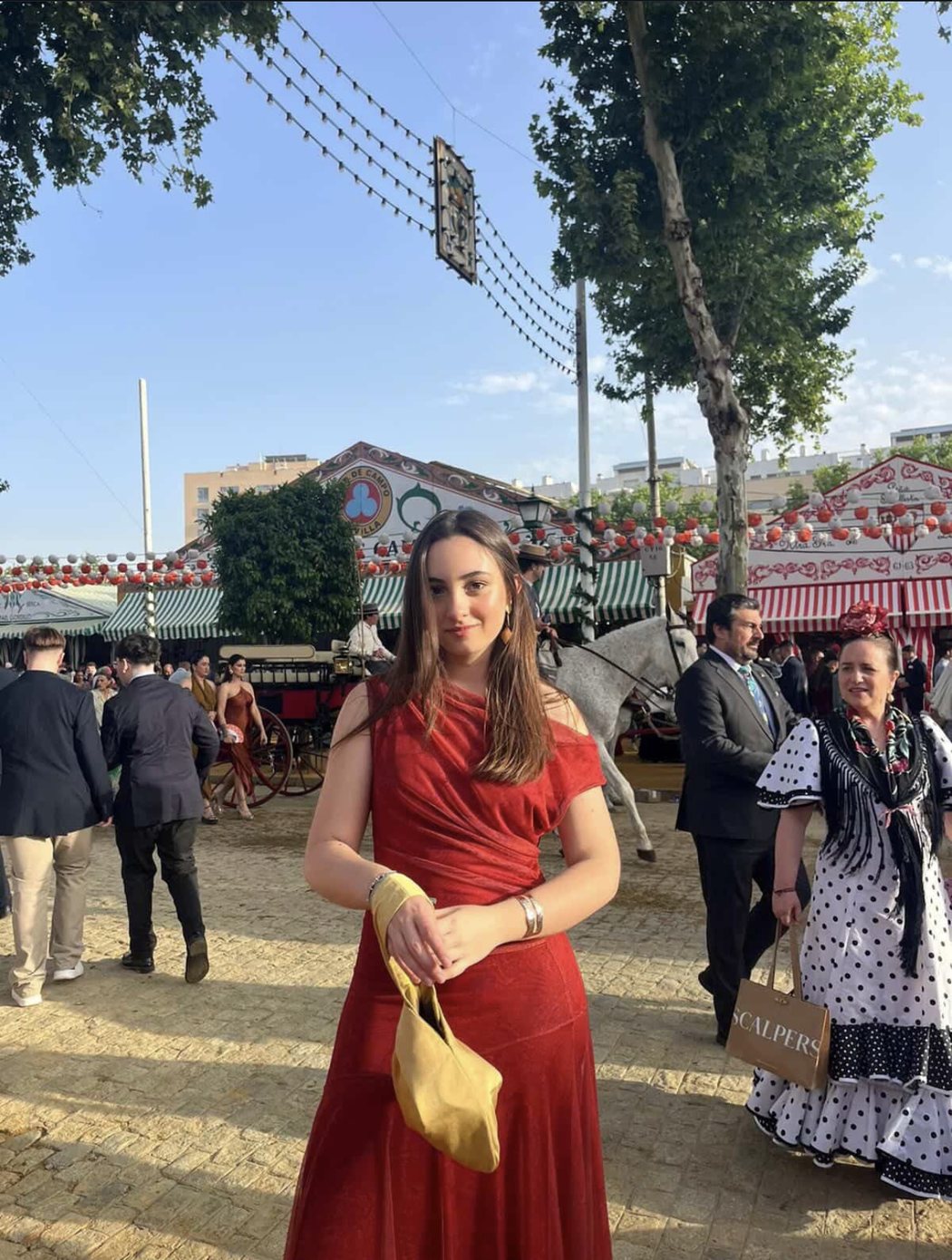 Clienta con vestido rojo de Claudia de Luna en la Feria de Sevilla