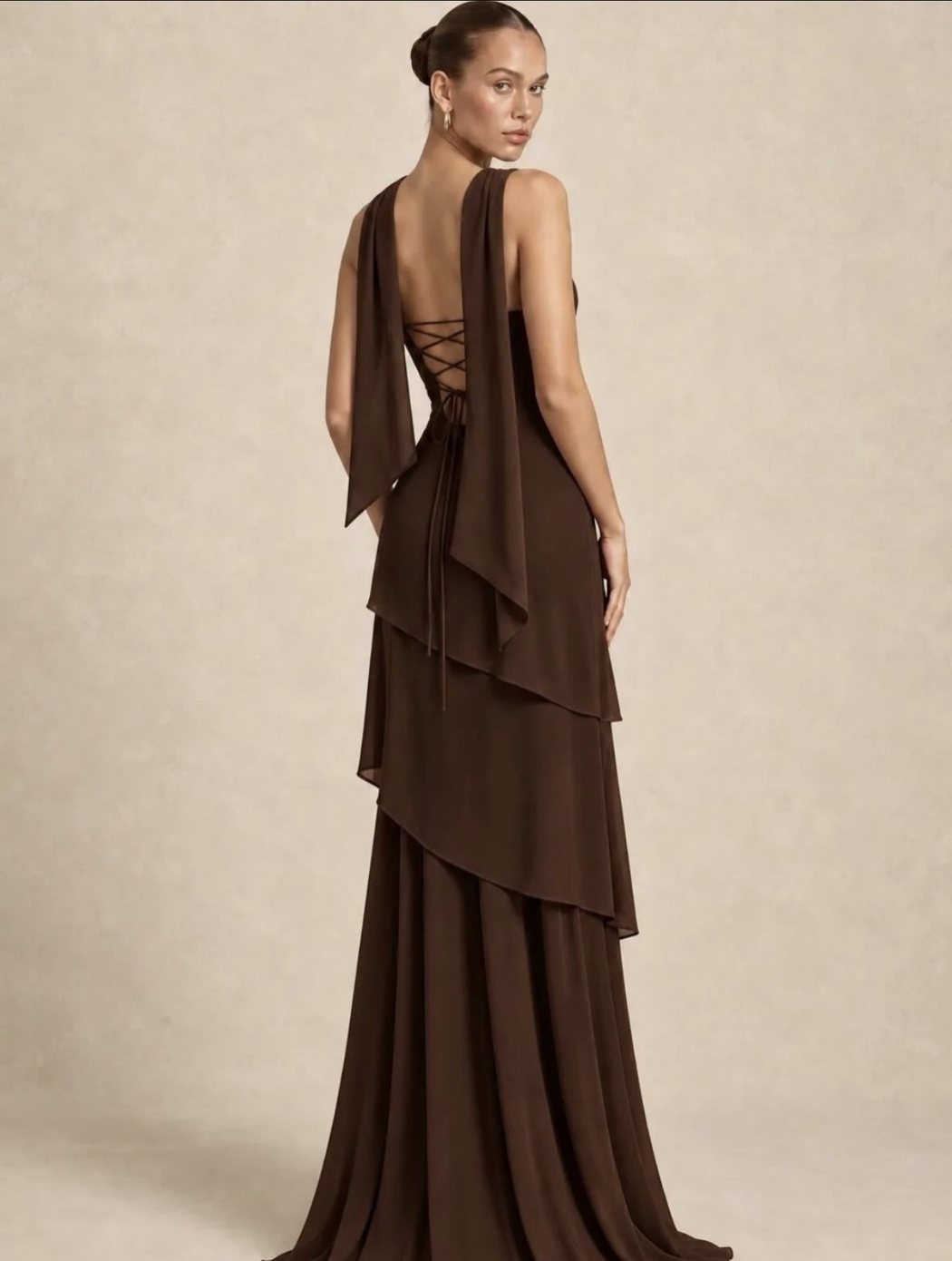 Vestido Venecia en marrón chocolate, de espaldas