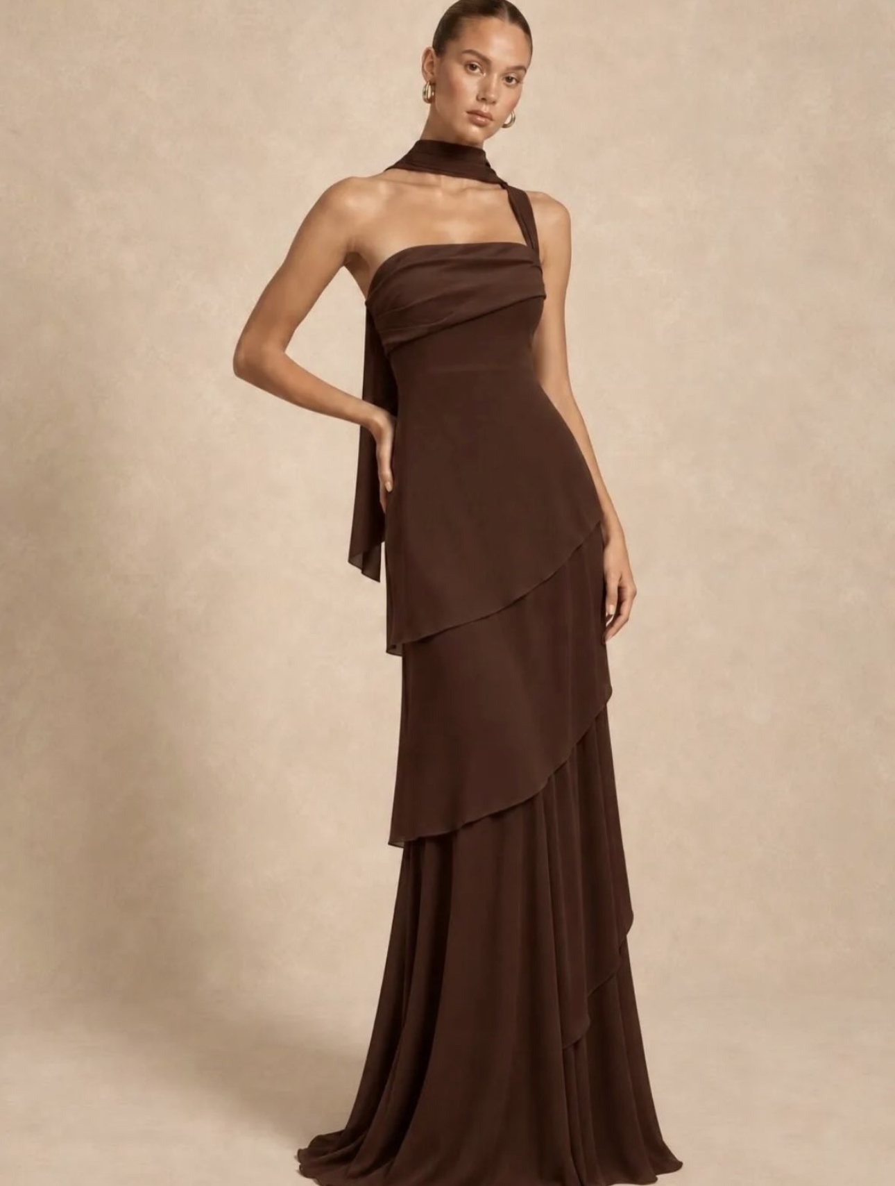 Vestido Venecia en marrón chocolate, de frente